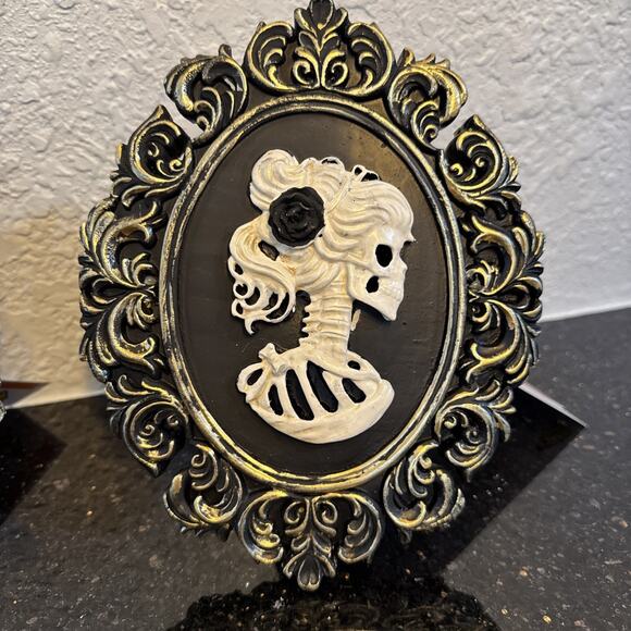 Mr. & Mrs Skeleton Framed Gothic Cameo Wall Decor 6.5" X 8.5" 3D Skull Halloween - Picture 3 of 9